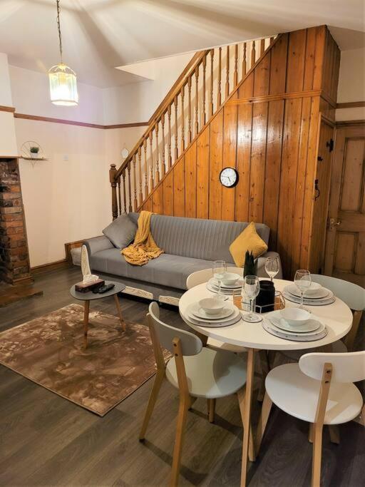 Nice 4-Bedroom Vacation Home With Indoor Fireplace Wellington  Exterior photo